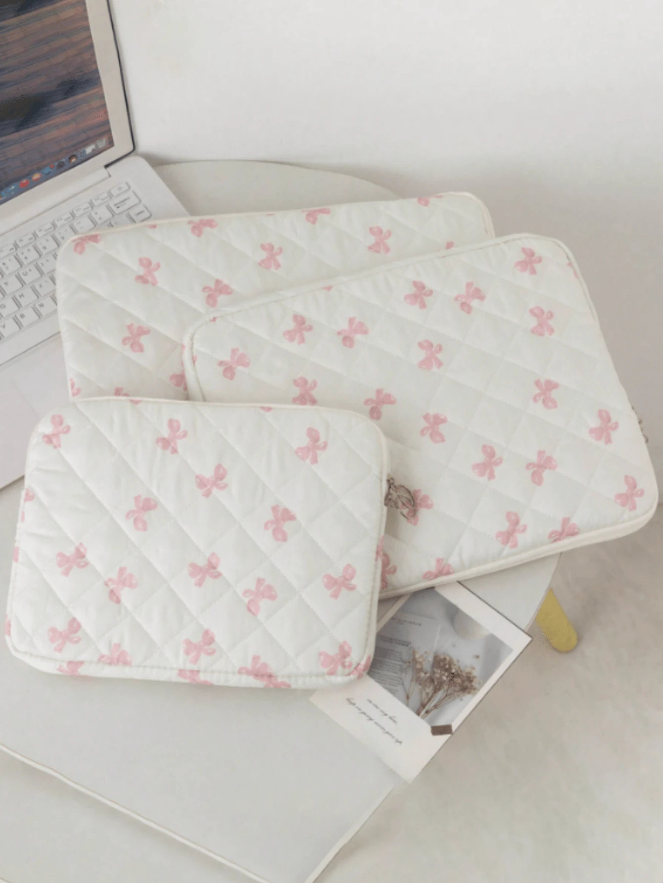 1 件可爱少女粉色蝴蝶结和时尚黑色心形图案平板电脑包，泫雅风格粉色花朵平板电脑包，11/13/15 英寸电脑包 Ipad 包笔记本电脑包，11、13、15 英寸便携式台式机保护包适用于 Mac Book ASUS 平板电脑手提包保护套 9-11 英寸兼容 Ipad Air 4 5 Pro 11 Mini 5 6 IPad 保护套防震包 - 彩色 - 查看 1