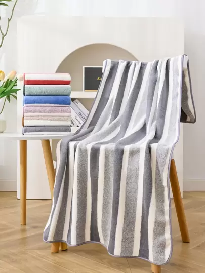 1 pieza Toalla de baño, múltiples colores, rectangular, diseño de rayas minimalista, hecha de fibra de poliéster, tamaño 70*140cm o extra grande 88*180cm; o toalla de mano 34*75cm, absorbente de secado rápido y suave, adecuada para baño, hotel, gimnasio, viaje, fiesta, regalo de vacaciones, exterior, piscina, playa, salón, decoración de otoño para el hogar, regreso a la escuela para salón de belleza, toallas de ducha para salón de belleza, hotel, deportes, artículos esenciales para el hogar, cuidado de la piel