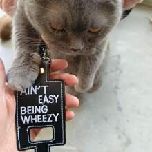 Vỏ đựng bình xịt bằng da PU màu đen có móc chìa khóa và thêu dòng chữ "Ain't Easy Being Wheezy" - Vỏ bảo vệ di động cho bình xịt hen suyễn tiêu chuẩn - màu đen - Xem 2