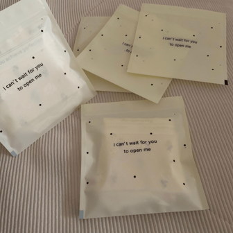 50个节日礼品包装袋，加厚首饰配件包装袋，带斑点字母包装袋，适用于女士礼品包装袋，日常收纳袋，塑料自封袋。