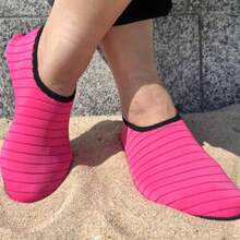 1 双新款户外水鞋、溪流穿越鞋、沙滩鞋、潜水鞋、防滑、防割、快干，男女皆宜，尺码偏小，建议订购大 2 个尺码