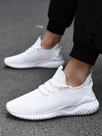 Nouvelles chaussures de course légères pour hommes en maille respirante de couleur unie, antidérapantes et souples, pour étudiants. Polyvalentes, décontractées et confortables pour le sport, adaptées aux adolescents.