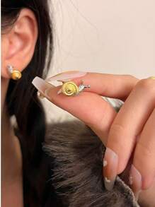 1 Paar delikate zweifarbige Schnecken-Ohrstecker, minimalistischer süßer Tierschmuck für den täglichen Gebrauch
