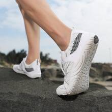 Chaussures d'eau respirantes, à séchage rapide et à mailles pour femmes, chaussettes aquatiques antidérapantes convenant pour la plage, le surf, la natation, la pêche, les vacances, les fêtes, le camping et autres sports nautiques - Blanc - Voir 2