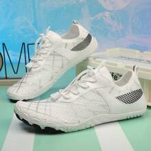 Chaussures d'eau respirantes, à séchage rapide et à mailles pour femmes, chaussettes aquatiques antidérapantes convenant pour la plage, le surf, la natation, la pêche, les vacances, les fêtes, le camping et autres sports nautiques - Blanc - Voir 4