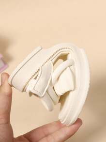 Sandálias Coreanas Casuais Versáteis de Listras PU para Meninas, Nova Sola Macia, Moda Pé Aberto Antiderrapante, Adequadas para Férias na Praia, Primavera e Verão - Bege - Visão 10