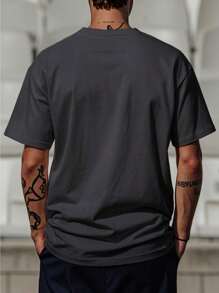 Regalos para hombres, camisetas con gráficos, camisetas vintage, camisetas de cultura popular, ropa urbana, moda vintage, diseños audaces y con carácter, camiseta unisex suave de algodón 100% con gráficos de ropa urbana, estilo Y2K, 2025. - Gris Oscuro - Ver 3
