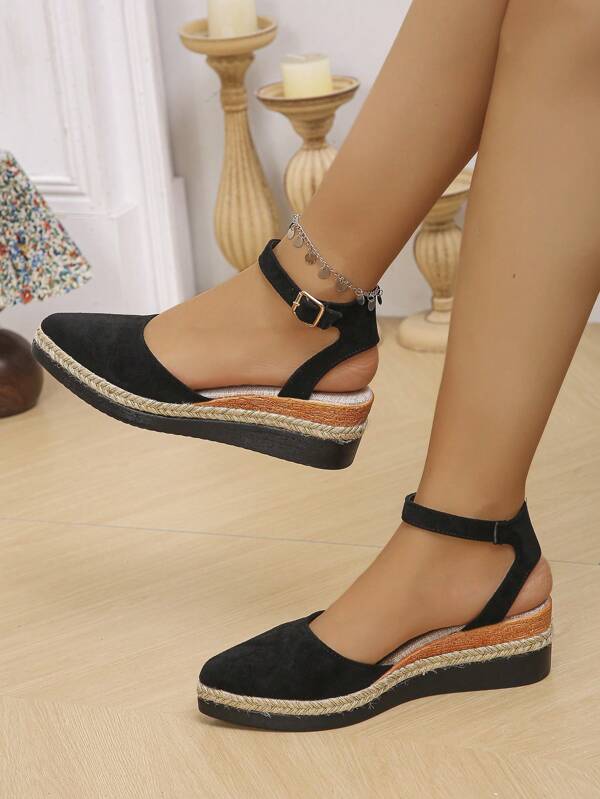 2025 Nouvelles sandales à plateformes à pointe pointue évidées avec talon moyen pour l'automne précoce, style européen et américain. Sandales à brides élastiques fermées à talons hauts pour femmes