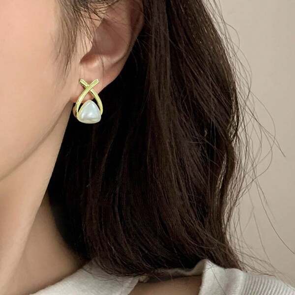 1 paire de boucles d'oreilles cloutées élégantes en forme de poisson avec de faux perles, idéal pour le port quotidien