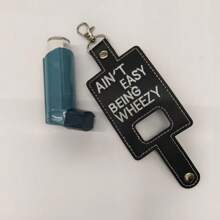 Vỏ đựng bình xịt bằng da PU màu đen có móc chìa khóa và thêu dòng chữ "Ain't Easy Being Wheezy" - Vỏ bảo vệ di động cho bình xịt hen suyễn tiêu chuẩn - màu đen - Xem 4