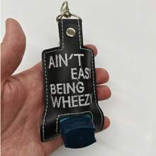 Vỏ đựng bình xịt bằng da PU màu đen có móc chìa khóa và thêu dòng chữ "Ain't Easy Being Wheezy" - Vỏ bảo vệ di động cho bình xịt hen suyễn tiêu chuẩn - màu đen - Xem 3