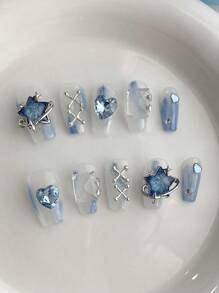 10 pièces de pointes d'ongles en forme de cercueil courtes, faites main, exquises. Design d'art des ongles inspiré de l'océan avec teinture bleue nouée, orné de pentagones métalliques 3D et de strass en forme de cœur. Convient pour les fêtes, les mariages et l'usage quotidien. Comprend 1 pièce de gel de gelée et 1 pièce de tampon à ongles. Ongles à clipser.