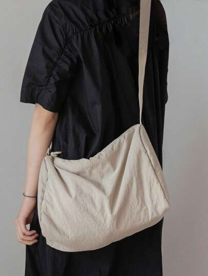 男士瑜伽背包，新款男士瑜伽双斜跨单肩包，是一款大容量拉链便携包，携带和操作顺畅，主要用于工作、瑜伽、旅行等用途