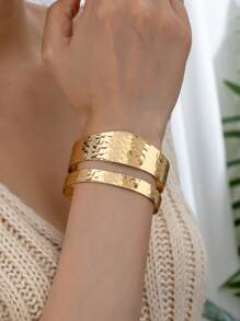 1 件女士优雅简约金属镂空几何浮雕手镯，适合日常、通勤和派对佩戴