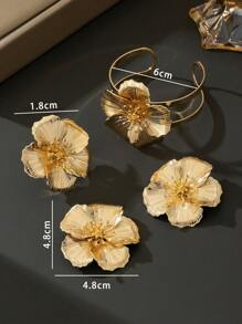Un par de elegantes y hermosos pendientes de flor dorada, un anillo, un brazalete - Conjunto de joyas de flores de oro para mujer (sin caja de regalo)