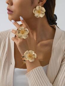 Un par de elegantes y hermosos pendientes de flor dorada, un anillo, un brazalete - Conjunto de joyas de flores de oro para mujer (sin caja de regalo)
