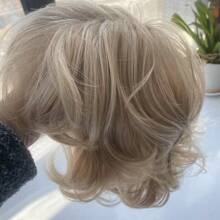 [Natural Charm] Elegancka 10-calowa blond krótka falowana peruka typu bob dla kobiet - obszerne syntetyczne włosy z grzywką, idealne do codziennego noszenia i na specjalne okazje, peruka z krótkich włosów