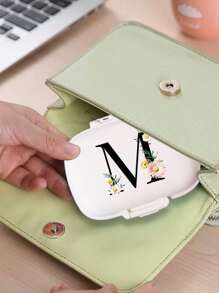 便携式 8 格密封药盒防尘防潮药品储存盒，每周 7 天使用，黑色雏菊向日葵字母艺术字母设计，首字母旅行药丸收纳盒，8 隔层便携式 A-Z 字母药丸盒，每日药丸盒，用于存放维生素，口袋钱包药品收纳盒的小药丸容器，字母 ID 吊饰收纳盒