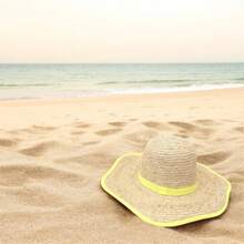 Chapeau de paille à la mode boho chic décontracté élégant fait à la main avec protection UV. Chapeau de soleil à blocs de couleurs avec décoration. Convient pour le printemps, l'été et l'automne