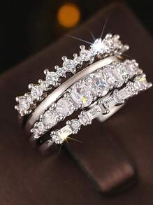 Un ensemble de 4 bagues en argent sterling 925 avec des zirconias scintillants et un design géométrique. Bijoux de dames pour femmes, cadeaux de bijoux fins et créatifs. Idéal pour la vie quotidienne, les sorties, la décoration des bals de promo et les fêtes.