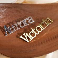 Außergewöhnliche Namensbrosche, personalisiertes Buchstabenabzeichen aus Edelstahl für Hüte, Taschen und Bekleidungszubehör – Fashion Middle East-Kollektion als Geschenk für Familie, Partys und die Freundin