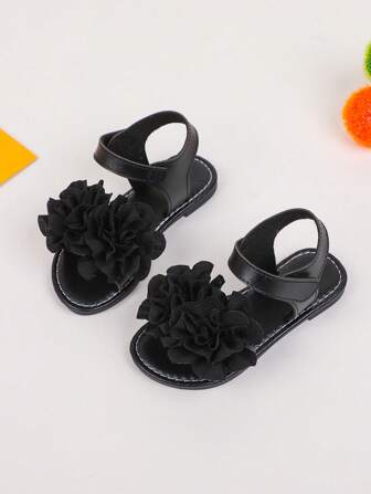 一双女童凉鞋新款蝴蝶结公主鞋松紧带设计软底休闲女童沙滩鞋夏季。