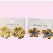 2 对复古风格钛钢耳环，金色花瓣形耳环镶嵌人造珍珠，批发时尚珠宝 - 兩件套 - 查看 4