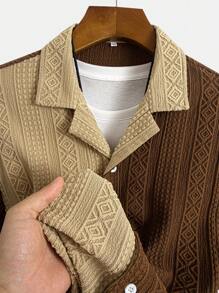 1. 夏季男士纹理拼接领短袖衬衫，度假风翻领纽扣休闲衬衫，男士精致纹理衬衫，领短袖简约优雅通勤衬衫，夏季沙滩休闲领短袖上衣，领设计加宽肩部，时尚舒适休闲街头风夏季衬衫，纯色不规则提花短袖，男士休闲装 - 棕色 - 查看 4