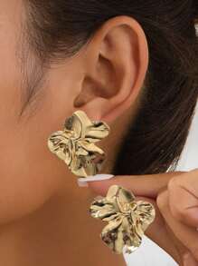 1 par de pendientes llamativos metálicos brillantes con elementos geométricos asimétricos únicos y de moda para mujer