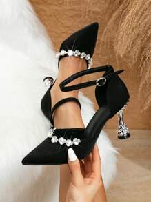 Chaussures à talons en verre de vin argent élégantes pour femmes en satin noir à bout pointu avec décoration de chaîne de strass ajourée, élégantes, pour soirée