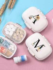 便携式 8 格密封药盒防尘防潮药品储存盒，每周 7 天使用，黑色雏菊向日葵字母艺术字母设计，首字母旅行药丸收纳盒，8 隔层便携式 A-Z 字母药丸盒，每日药丸盒，用于存放维生素，口袋钱包药品收纳盒的小药丸容器，字母 ID 吊饰收纳盒