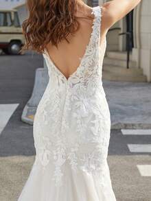 象牙色优雅美人鱼闪亮蕾丝贴花婚纱，新娘性感深 V 领薄纱浪漫婚纱，带拖尾，新娘露背无袖海滩婚纱