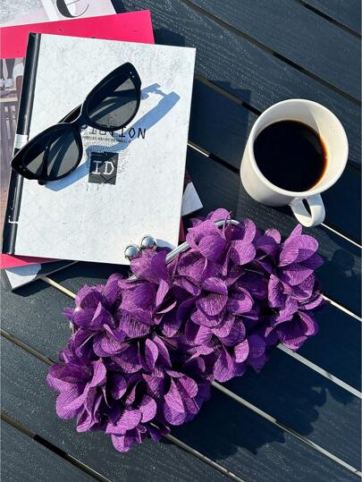 优雅的紫色花瓣缎面晚装手拿包 - 双链设计，可手提和斜挎，非常适合舞会、婚礼、派对、鸡尾酒会、毕业典礼和正式场合