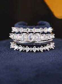 Un ensemble de 4 bagues en argent sterling 925 avec des zirconias scintillants et un design géométrique. Bijoux de dames pour femmes, cadeaux de bijoux fins et créatifs. Idéal pour la vie quotidienne, les sorties, la décoration des bals de promo et les fêtes.