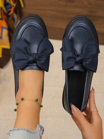 秋冬新款复古黑色皮革厚底乐福鞋，蝴蝶结装饰，英伦风格，女士平底鞋