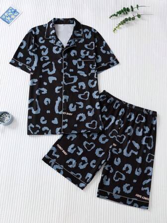 2 件男士豹纹睡衣套装，包括 Polo 领纽扣衬衫和松紧腰短裤，适合所有季节家居服