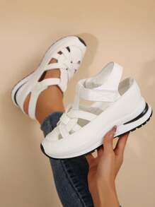 1 双女式白色坡跟厚底镂空透气轻便防滑罗马凉鞋，可调节系带时尚百搭黑色运动鞋