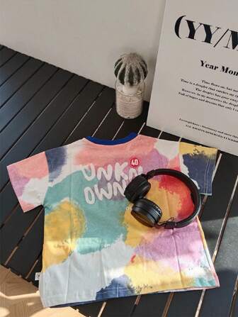 年轻男孩扎染字母印花圆领短袖 T 恤