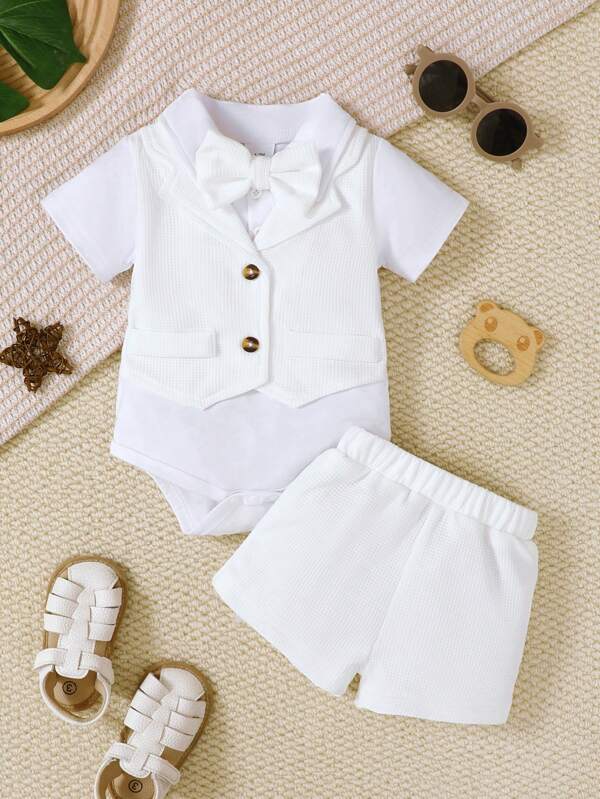 Conjunto de 3 piezas para el bautizo de niños pequeños AfterClass: chaleco con textura de gofre de manga corta y cuello combinado 2 en 1 + pantalones cortos + pajarita, traje de bautizo lindo