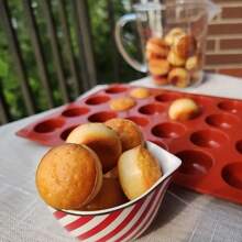 1 pieza Molde de silicona cilíndrico mini de 28 agujeros para postres franceses, chocolates y elaboración de jabones - Molde de hornear antiadherente, flexible y reutilizable para mini pasteles, dulces y gotas de pegamento - Herramienta de artesanía de cocina DIY