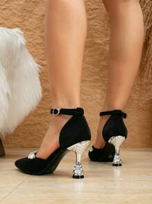 Chaussures à talons en verre de vin argent élégantes pour femmes en satin noir à bout pointu avec décoration de chaîne de strass ajourée, élégantes, pour soirée