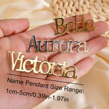 Außergewöhnliche Namensbrosche, personalisiertes Buchstabenabzeichen aus Edelstahl für Hüte, Taschen und Bekleidungszubehör – Fashion Middle East-Kollektion als Geschenk für Familie, Partys und die Freundin