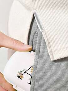 便携式 8 格密封药盒防尘防潮药品储存盒，每周 7 天使用，黑色雏菊向日葵字母艺术字母设计，首字母旅行药丸收纳盒，8 隔层便携式 A-Z 字母药丸盒，每日药丸盒，用于存放维生素，口袋钱包药品收纳盒的小药丸容器，字母 ID 吊饰收纳盒