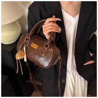 Sac bandoulière texturé pour femmes, nouveau sac Boston souple grande capacité pour maman en hiver, sac cabas polyvalent, fermeture à glissière, sangles d'épaule réglables et breloques de poupée