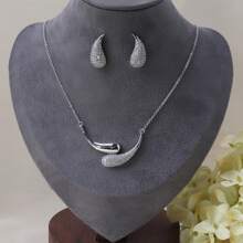 طقم من المجوهرات الأنيقة الأنيقة والرائعة للنساء، يشمل أقراط وقلادة، مناسب للارتداء اليومي وحفلات