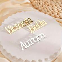 Außergewöhnliche Namensbrosche, personalisiertes Buchstabenabzeichen aus Edelstahl für Hüte, Taschen und Bekleidungszubehör – Fashion Middle East-Kollektion als Geschenk für Familie, Partys und die Freundin