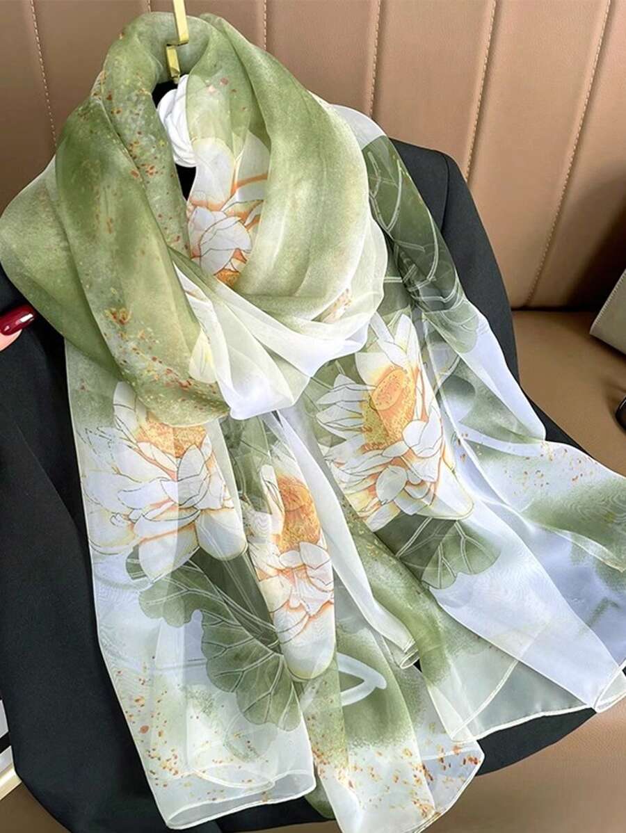 一款绿色真丝围巾，适合春秋季节，轻薄雪纺材质，百搭时尚，兼具艺术气息，是旅行防晒、秋冬季节围巾和围脖的理想之选。