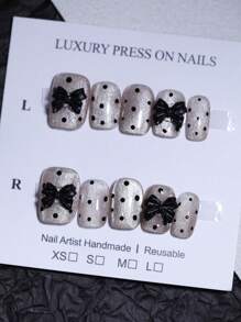 100% handgefertigte Aufklebe-Nägel im Vintage-Stil mit Polka Dots, Nude-Khaki Katzenauge-Effekt, manuelle Nägel mit schwarzen Schleifen-Charms, 10 Stück kurze quadratische wiederverwendbare Fake-Tipps für Nail Art Design, Saisonale Nagelpflege-Zubehör - Schwarz - Übersicht 14