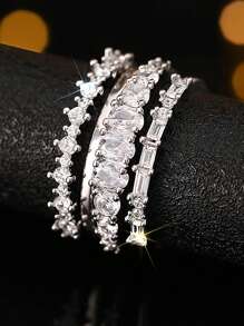 Un ensemble de 4 bagues en argent sterling 925 avec des zirconias scintillants et un design géométrique. Bijoux de dames pour femmes, cadeaux de bijoux fins et créatifs. Idéal pour la vie quotidienne, les sorties, la décoration des bals de promo et les fêtes.