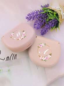 Flower Wreath Letters Sewing Tool Box With Pink Flower Initials, Letters A-Z, Perfect Gift For Beginners Sewing: 1 Portable Mini Sewing Set - Foldable, Diy Sewing Supplies And Accessories, Suitable For Travelers And Emergency Clothing Fixators, Mini Needle Box Portable Small Needle Bag Sewing Tool Combination Set Hotel Supplies(Pink)